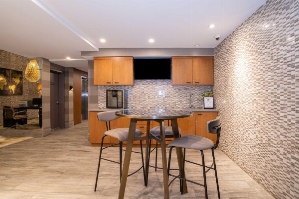 Sandman Hotel Hamilton image 9